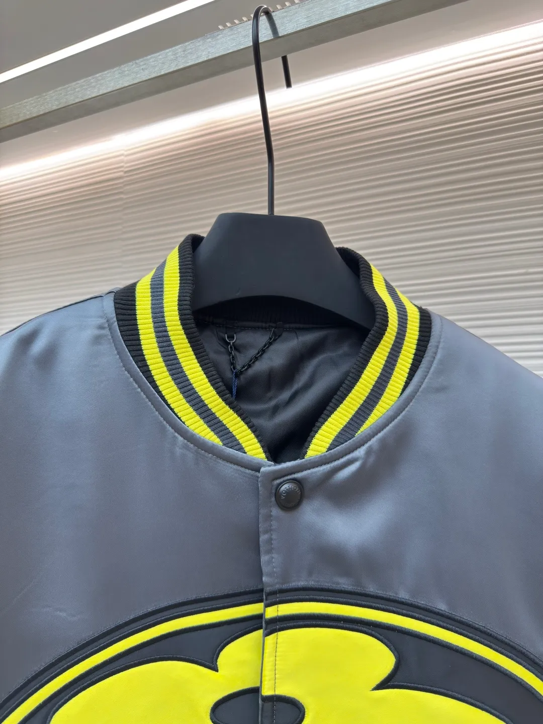 LOUIS VUITTON Silk Satin Baseball Tunic Jacket ●Authentic product: Purchased and developed by 30074 ●Item No.: 1680551-C10 ●Fabric: Jacket fabric ●Technology: Positioning cutting machine ●Version: Fitted version ●Weight: about 1085 grams ●Size: 46-48-50-52 ●Description: The silk satin baseball tunic jacket is from the 2025 autumn and winter show, and will attract attention from LV Floral patches and a scripted Vuitton logo adorn the front and back, echoing the ribbing on the collar, cuffs and hem. A lightweight quilted lining and hidden pockets round out the functionality. The overall wiring is straight and delicate, the fabric is comfortable and soft, and the color is consistent without color difference. It can be matched with the same style to create a fashionable look and control various occasions. Customized accessories, complete with three standards, same style for men and women!